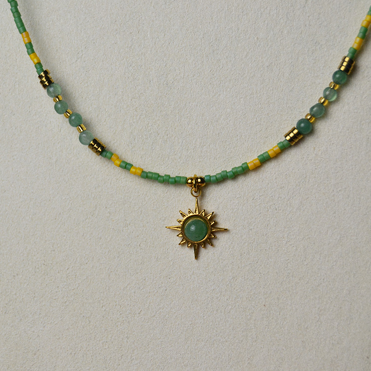 collar piedras con charm de sol dorado