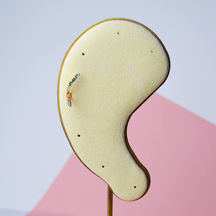 par de pendientes trepadores dorados con circonitas alargadas de colores