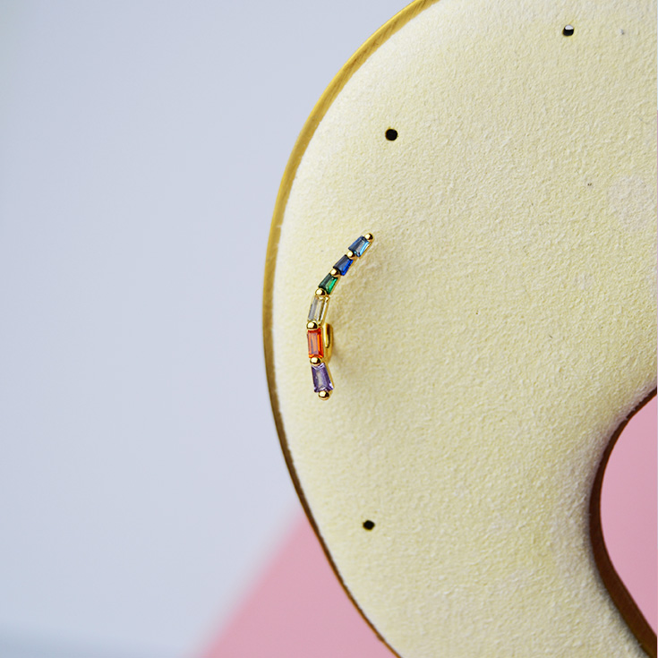 par de pendientes trepadores dorados con circonitas alargadas de colores