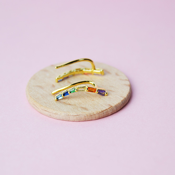 par de pendientes trepadores dorados con circonitas alargadas de colores