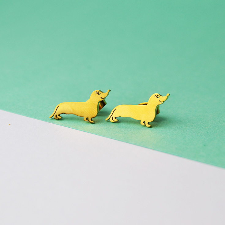 pendientes boton perro salchicha dorado