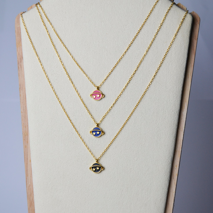 collar dorado con planeta