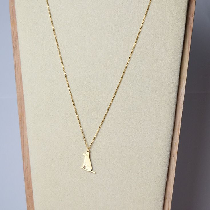 collar dorado perro sentado