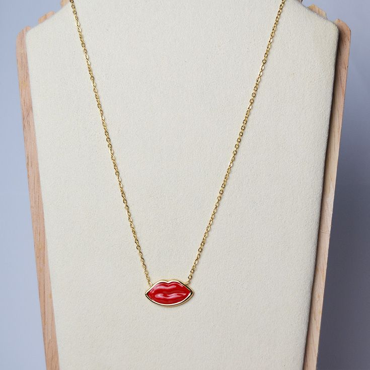 collar labio rojo dorado