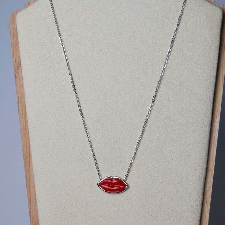 collar labio rojo plateado