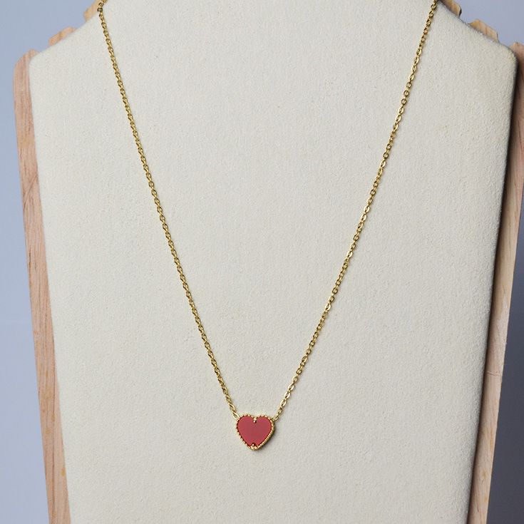 collar dorado con corazon rojo pequeño 
