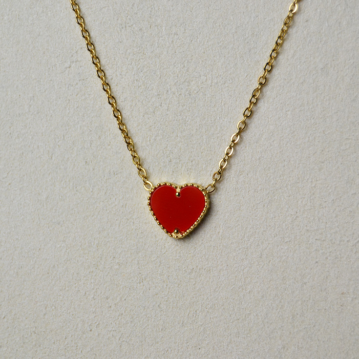 collar dorado con corazon rojo pequeño 