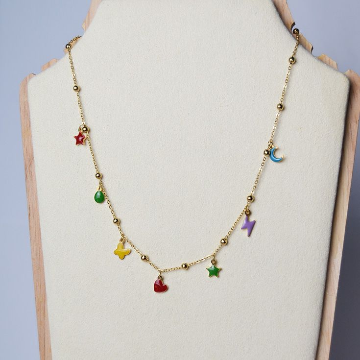 collar dorado con estrellas mariposas y lunas