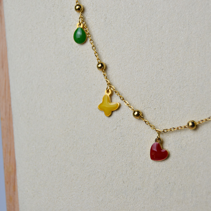 collar dorado con estrellas mariposas y lunas