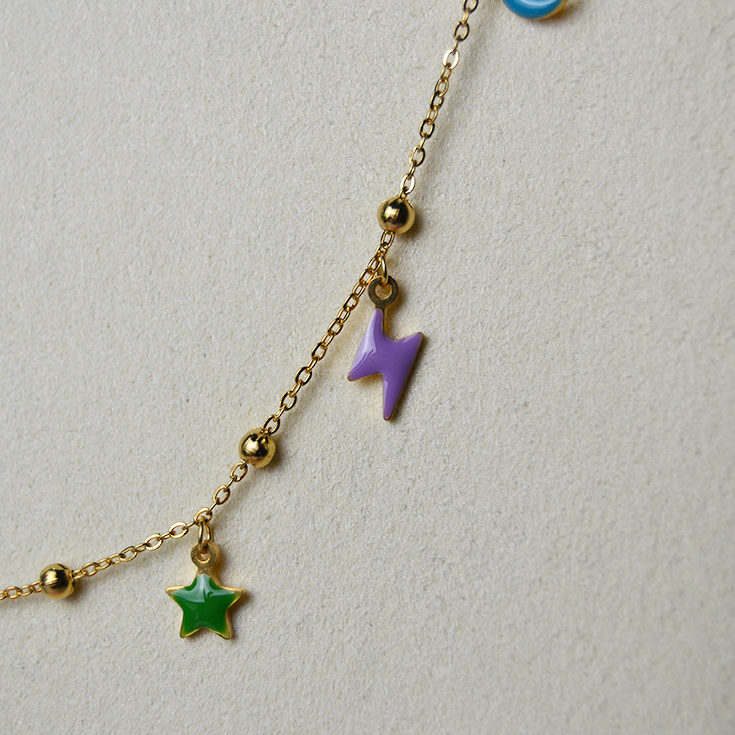 collar dorado con estrellas mariposas y lunas