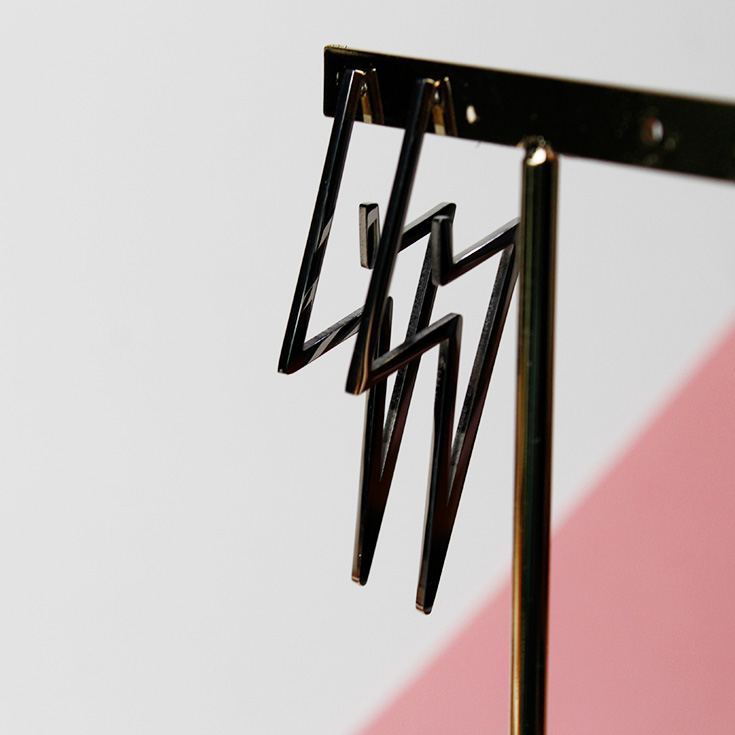 pendientes rayo plateados