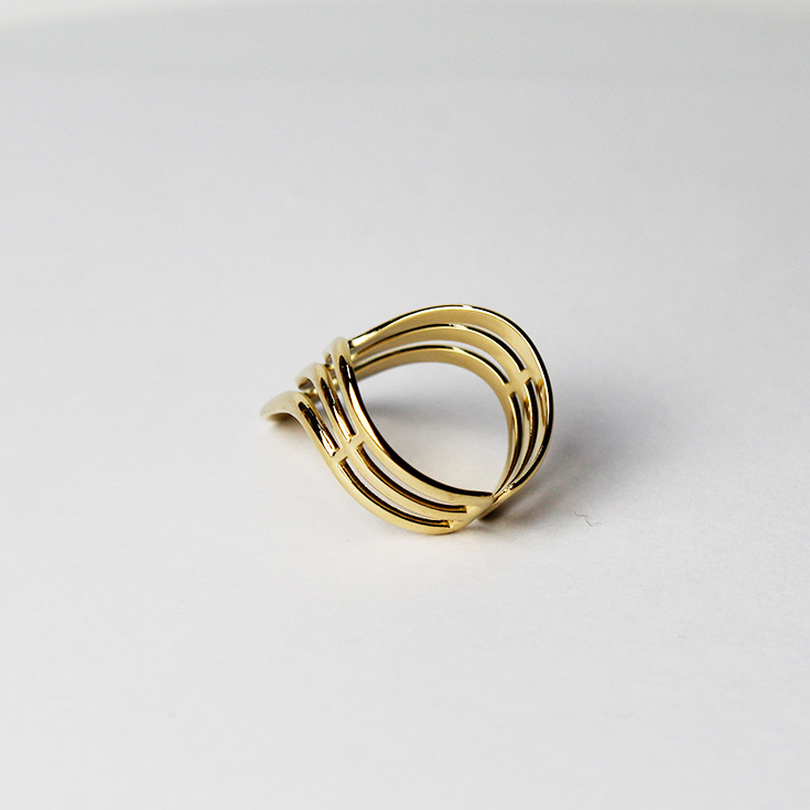 anillo triada dorado