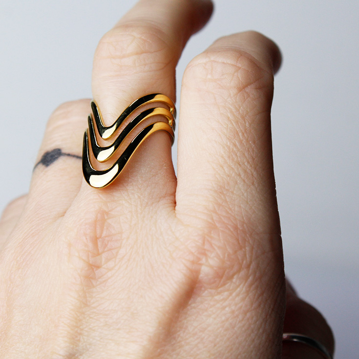 anillo triada dorado