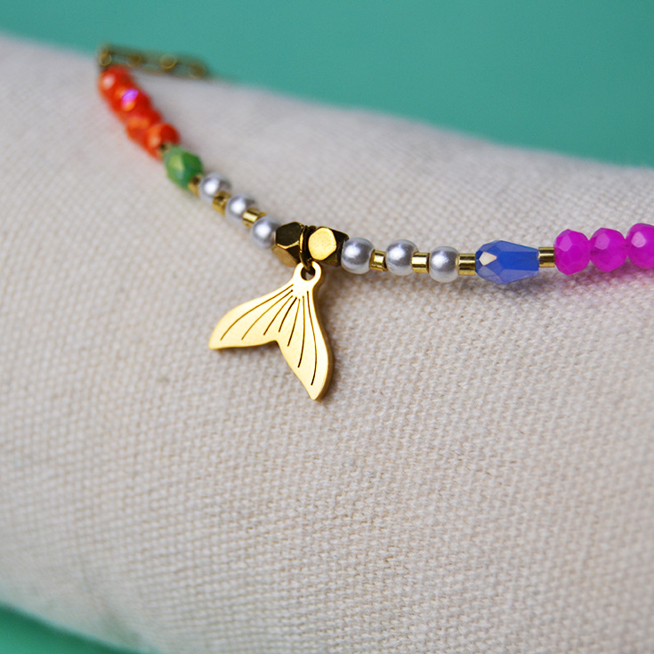 pulsera tobillera dorada con piedras de colores y cola de sirena