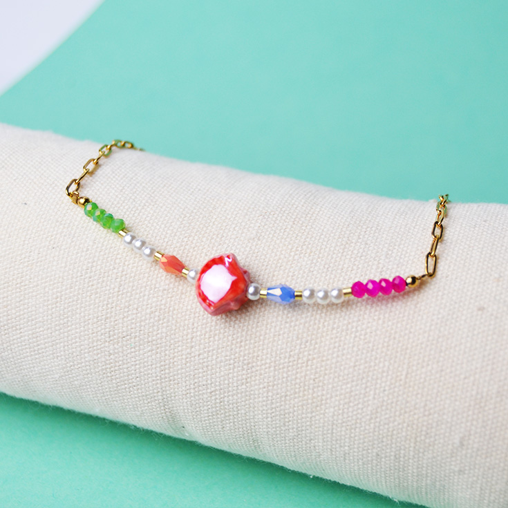 pulsera tobillera dorada con piedras de colores y concha roja