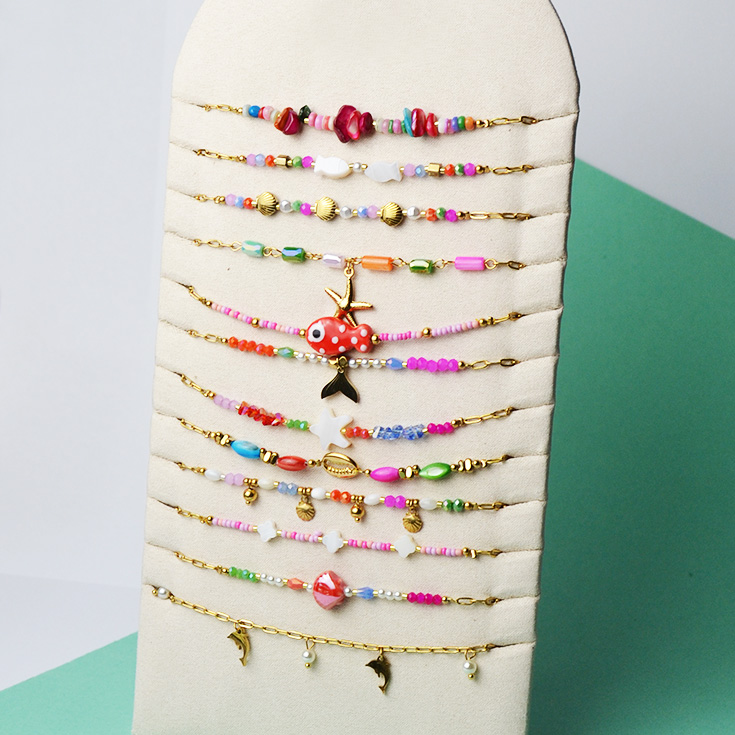 pulsera tobillera dorada con piedras de colores y concha roja