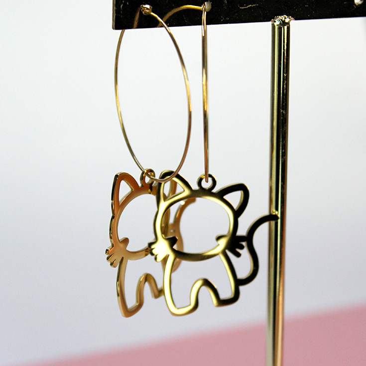 pendientes aro con silueta gatos dorados