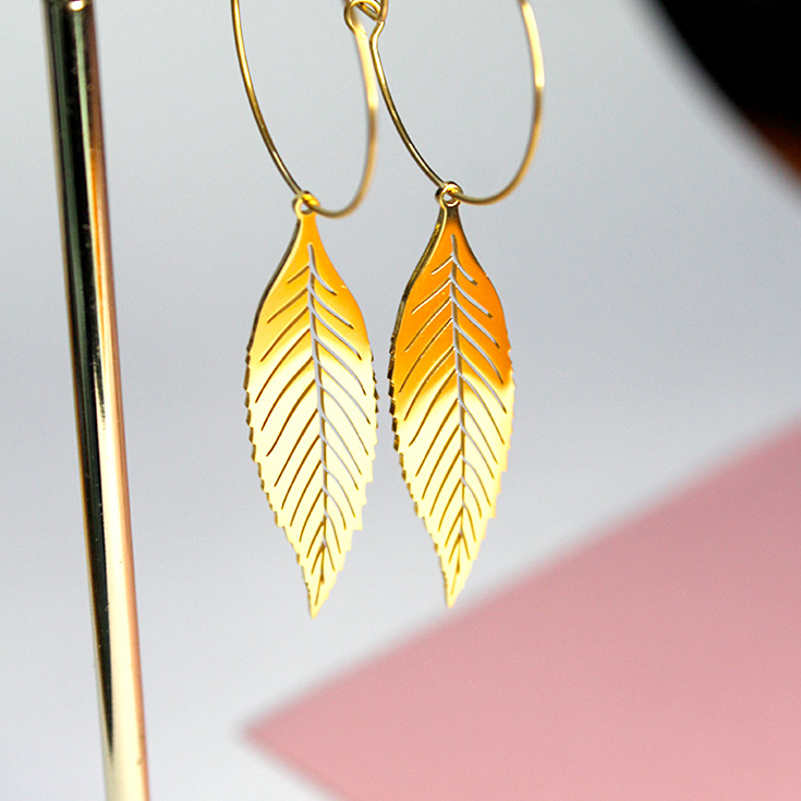 pendientes aro con hoja dorada