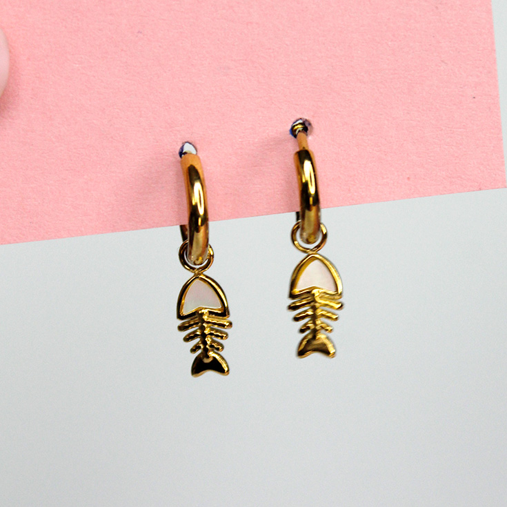 pendientes aritos dorados charm raspa de pez blanca