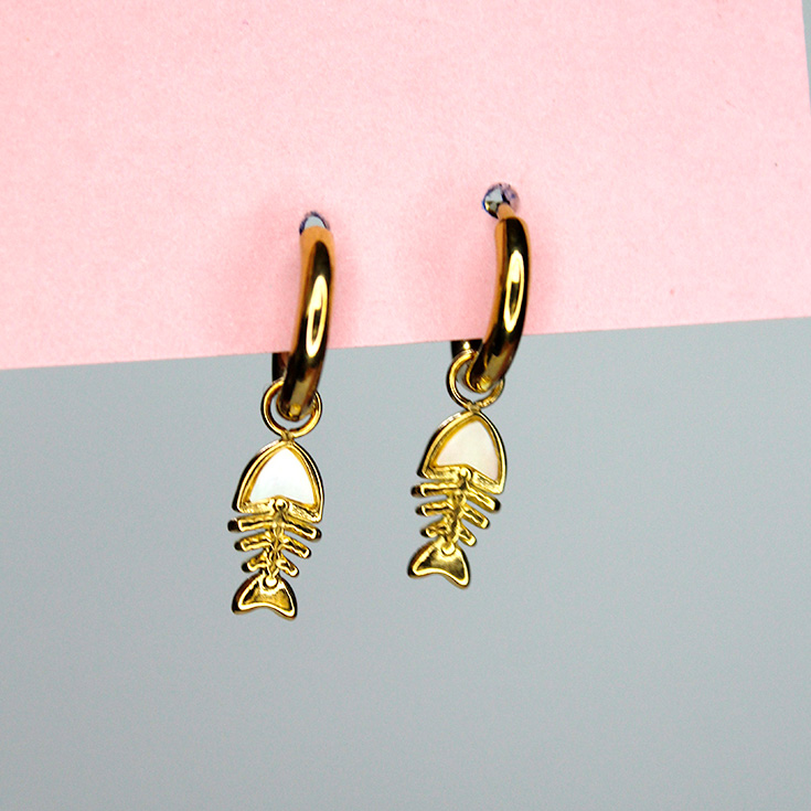 pendientes aritos dorados charm raspa de pez blanca