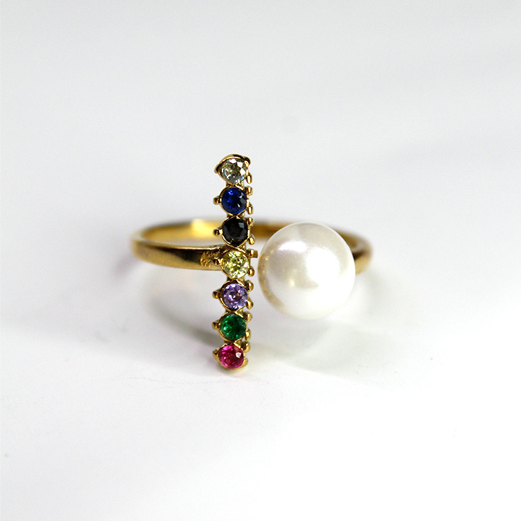 anillo dorado con circonitas y perla