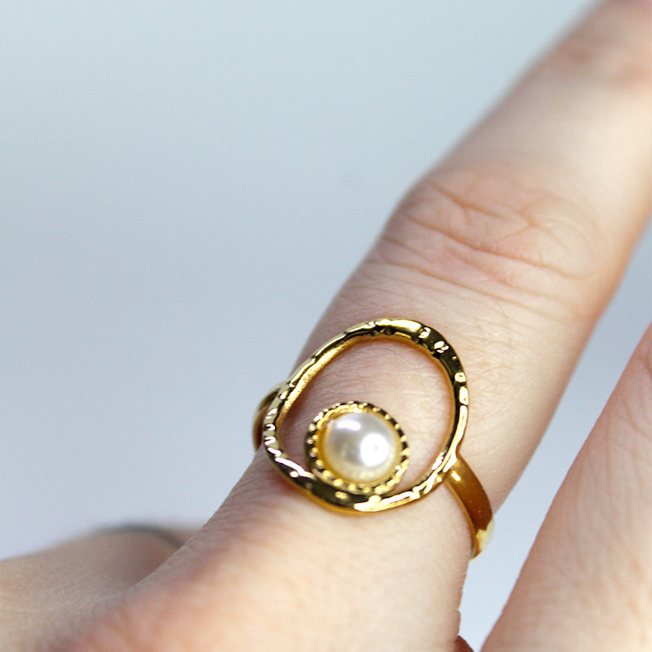 anillo dorado perla