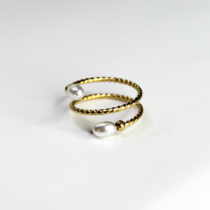 anillo dorado espiral con perlas