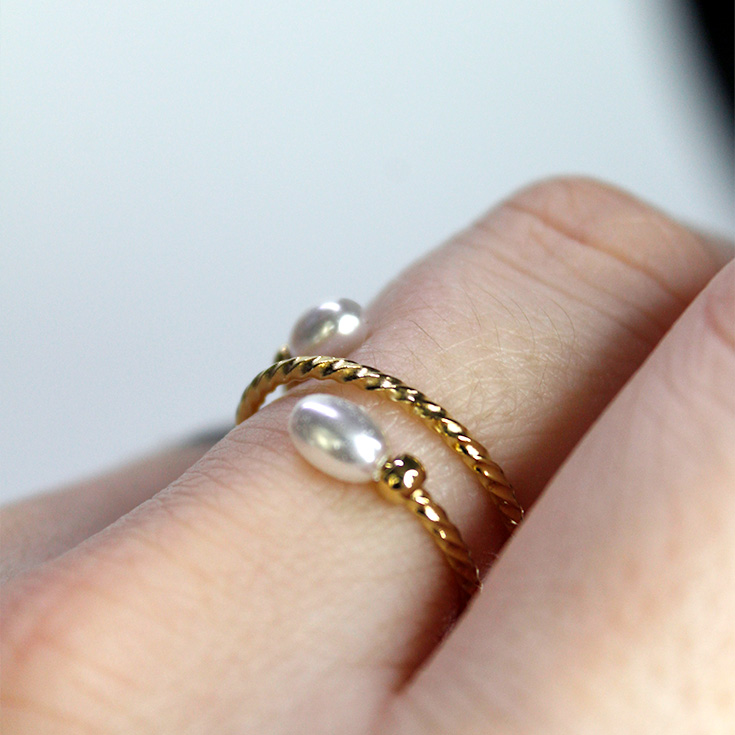 anillo dorado espiral con perlas