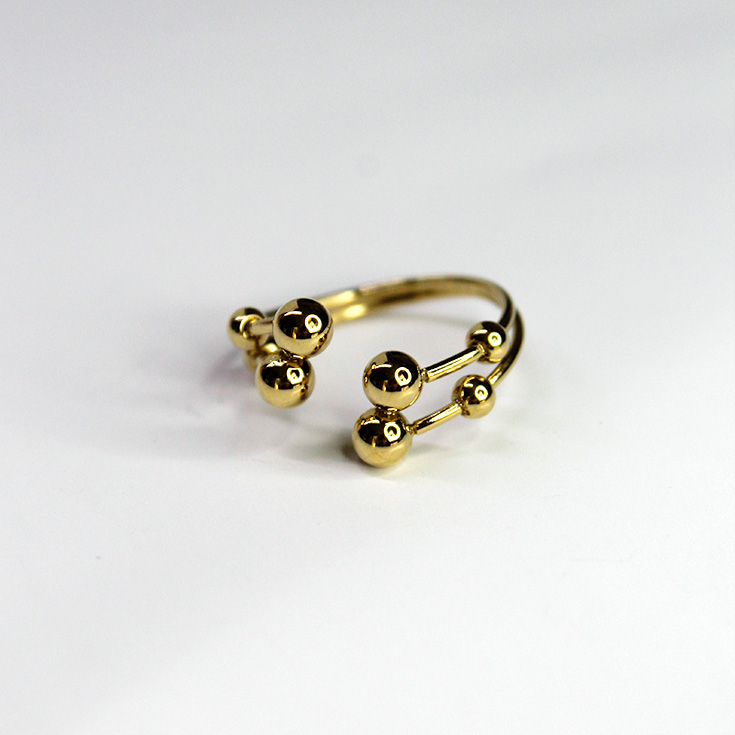 anillo dorado con burbujas