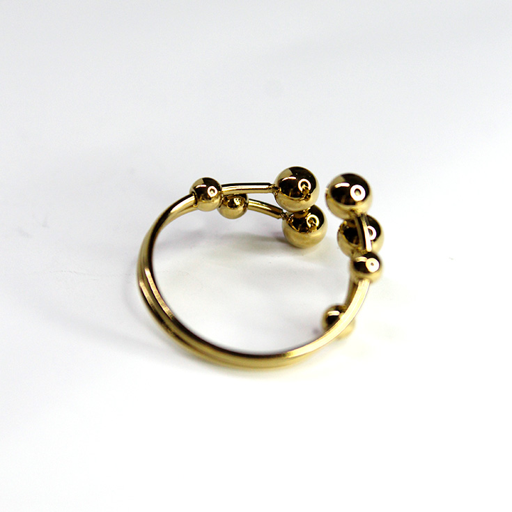 anillo dorado con burbujas