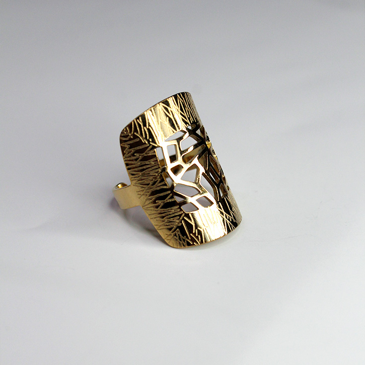 anillo dorado etnico