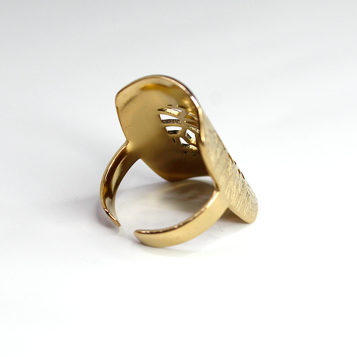 anillo dorado etnico