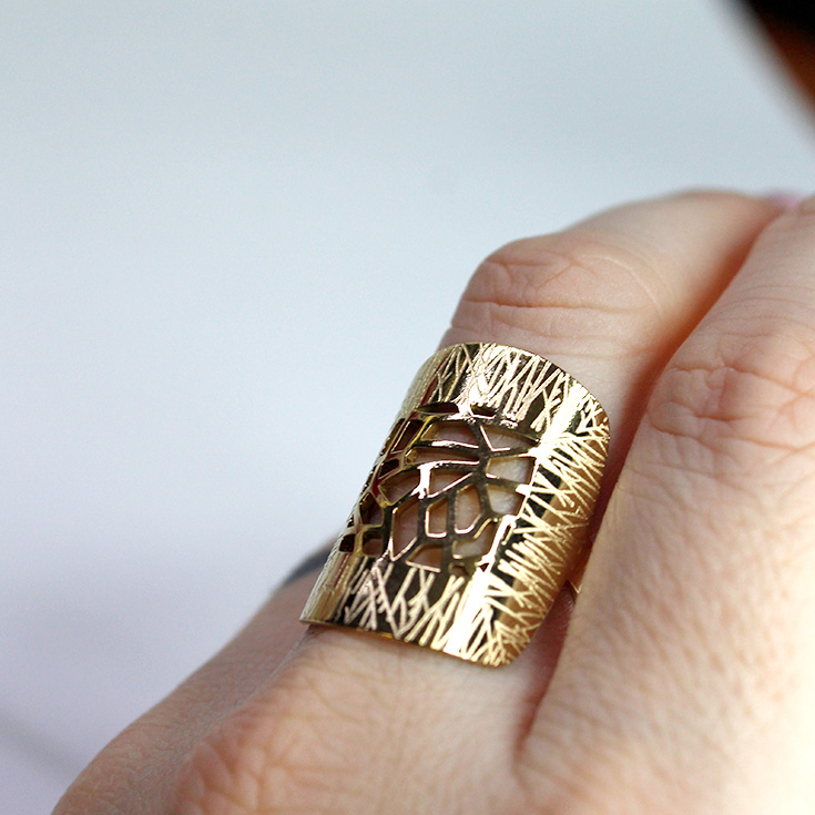 anillo dorado etnico