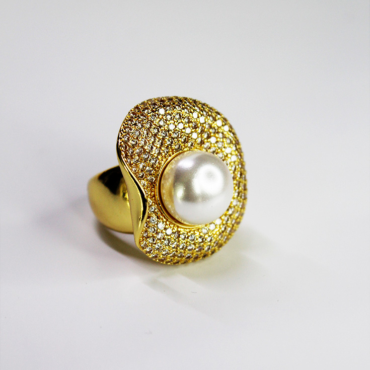 anillo dorado con perla central
