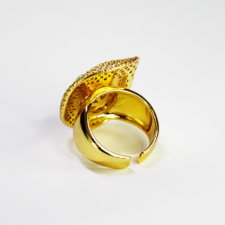 anillo dorado con perla central