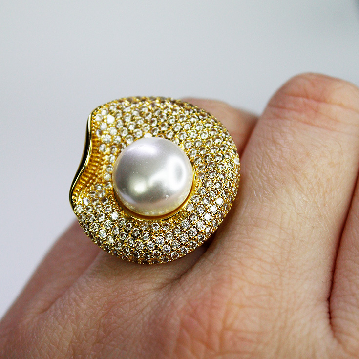 anillo dorado con perla central
