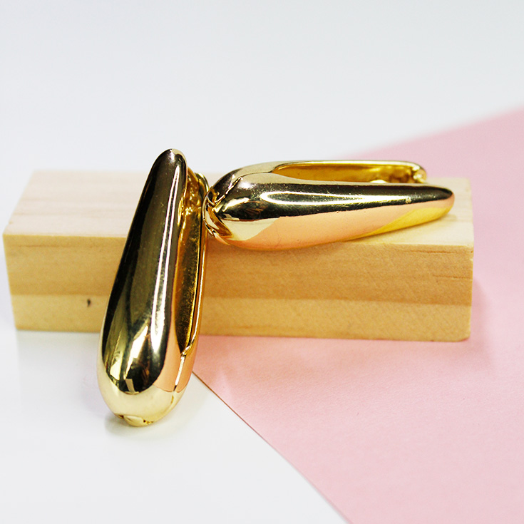pendientes dorados alargados