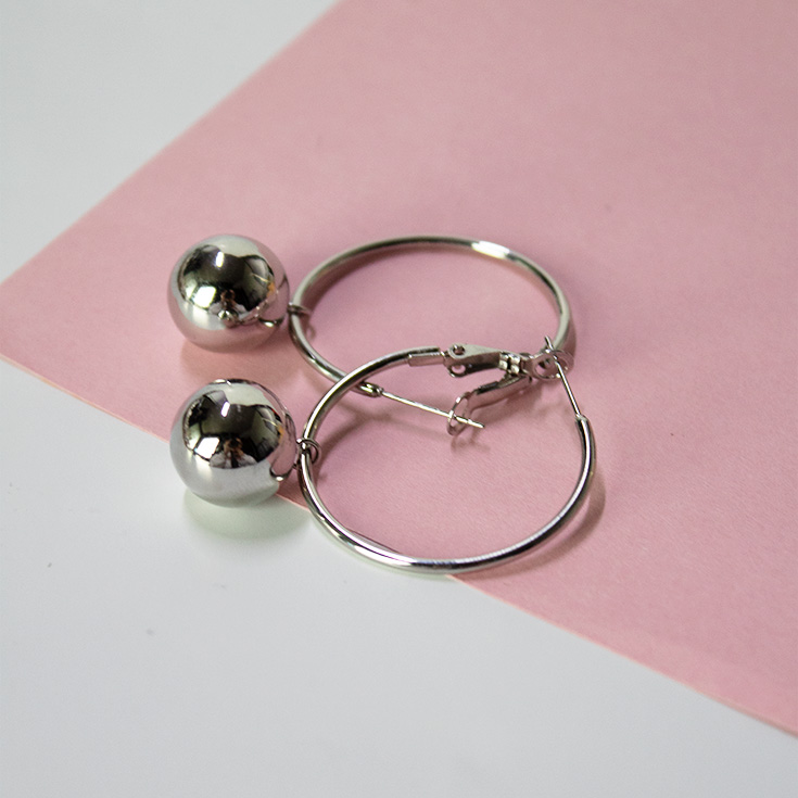 pendientes aro esfera plateada