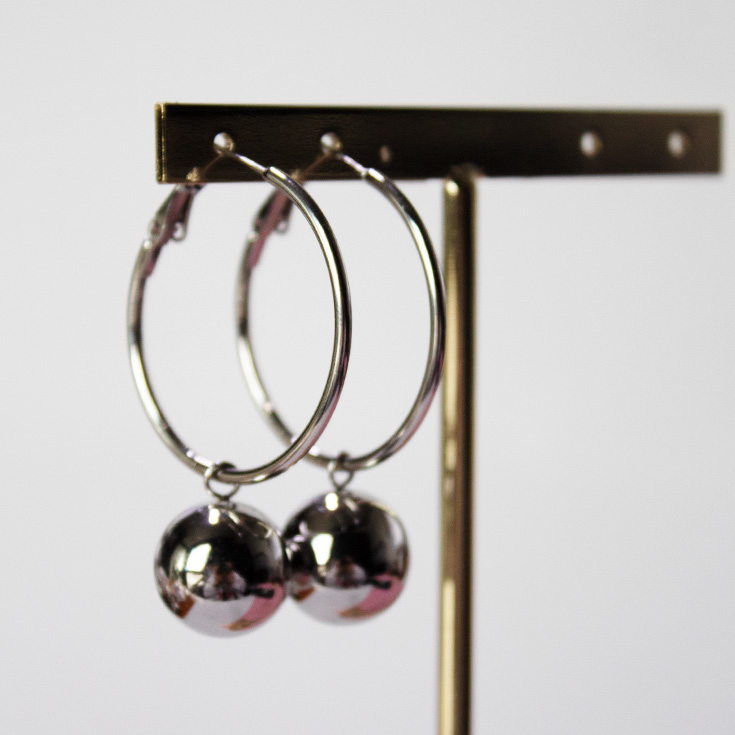 pendientes aro esfera plateada