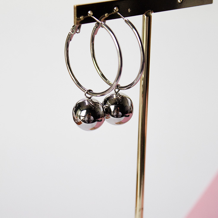 pendientes aro esfera plateada