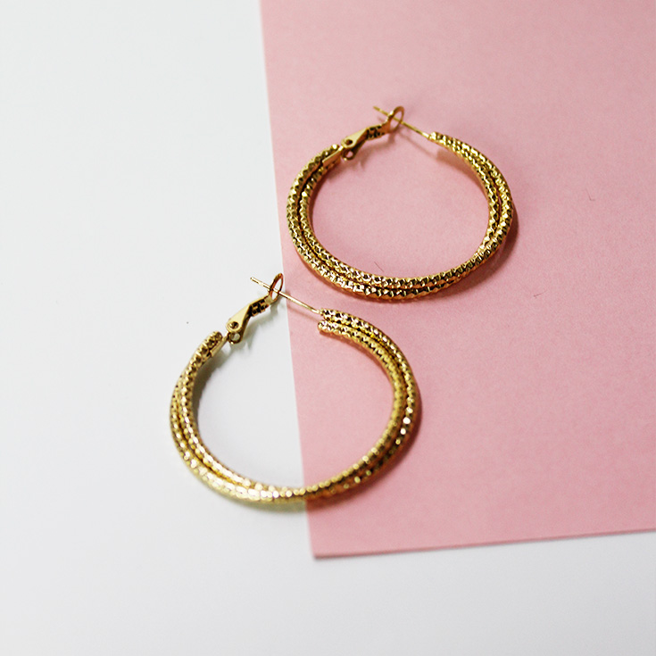 pendientes aro dorado entrelazado fino