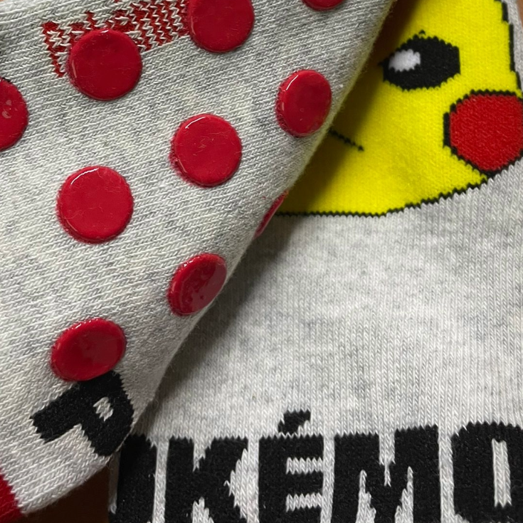 calcetines antideslizantes pikachu