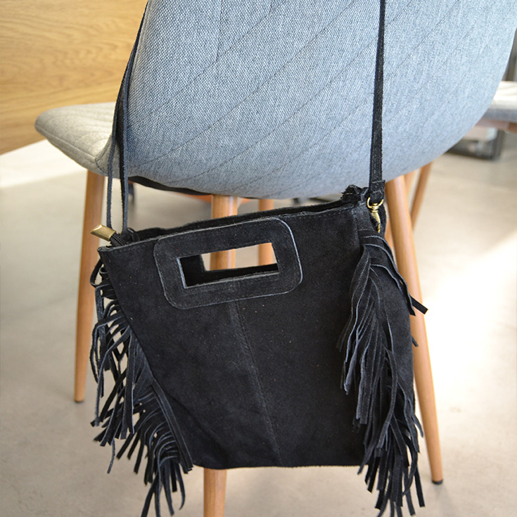 bolso bandolera con flecos piel de serraje negro