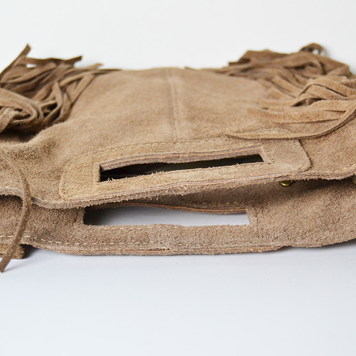 bolso bandolera con flecos piel de serraje topo