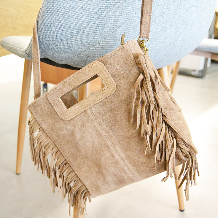 bolso bandolera con flecos piel de serraje topo