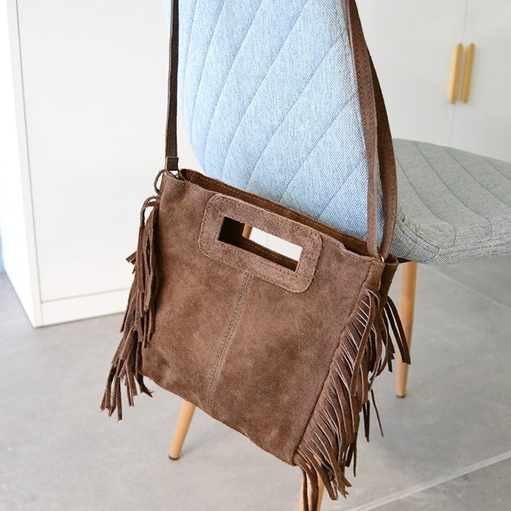 bolso bandolera con flecos piel de serraje marron chocolate