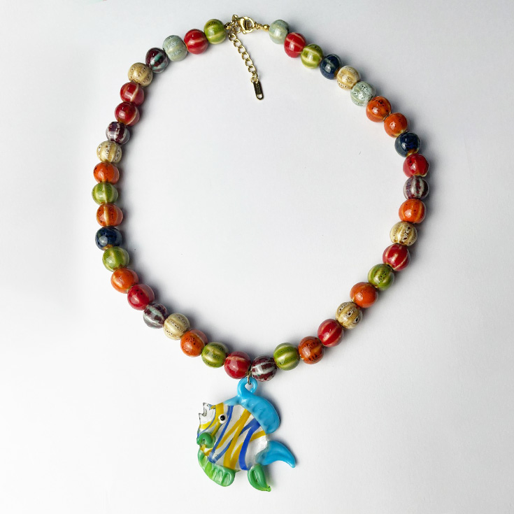 collar bolas de colores con pez vidrio