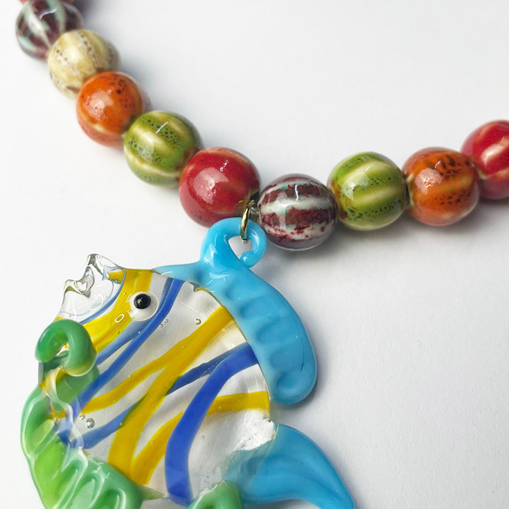collar bolas de colores con pez vidrio