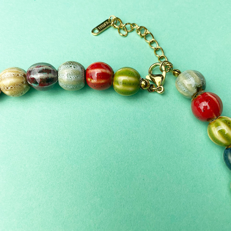 collar bolas de colores con pez vidrio