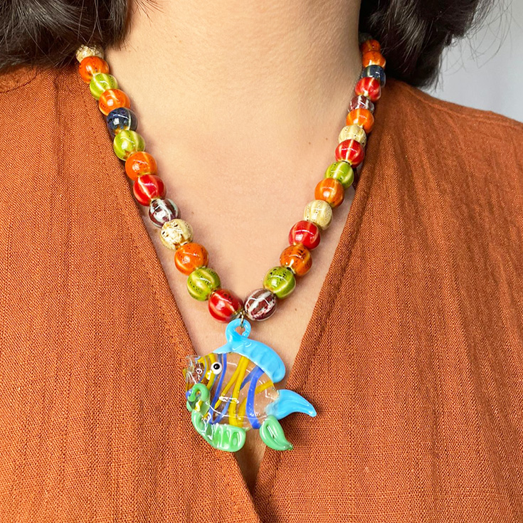 collar bolas de colores con pez vidrio